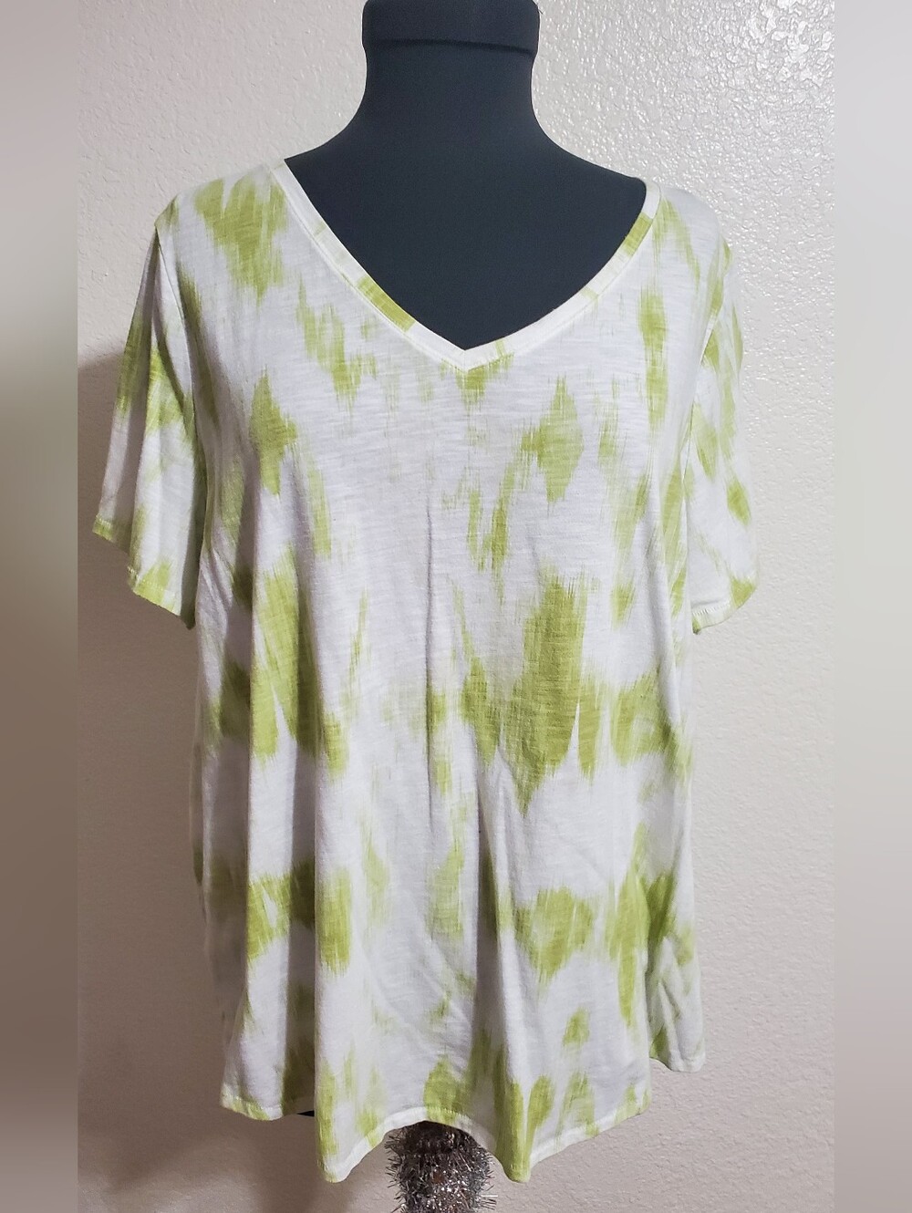 **SALE** Women's V-Neck Tie-Dye Short Sleeve Top - Green - Picture 1 of 5